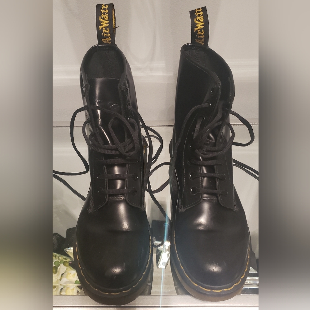 Dr. Martens 1460 Woman's Smooth Leather Lace Up Boots Size 9